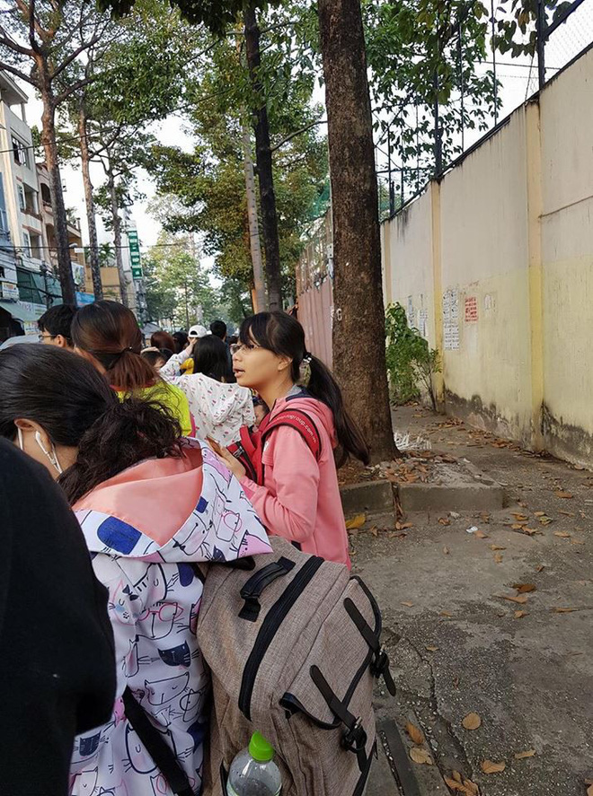 Giao lưu với U23 VN tại TP.HCM: Người hâm mộ xếp hàng dài cả km từ sáng sớm để nhận vé